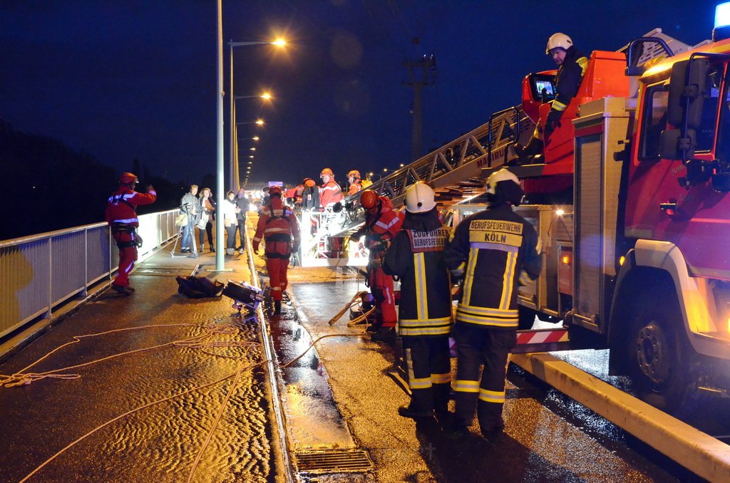 Einsatz BF Hoehenretter Koelner Seilbahn Hoehe Zoobruecke P2311.JPG